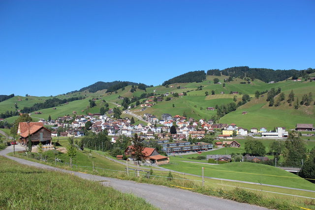 Blick auf Urnäsch zwischen grünen Hügeln im Appenzellerland