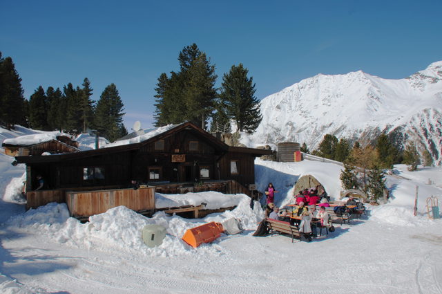 Nisslalm bei Gries mit verschneiter Terrasse und Bergpanorama