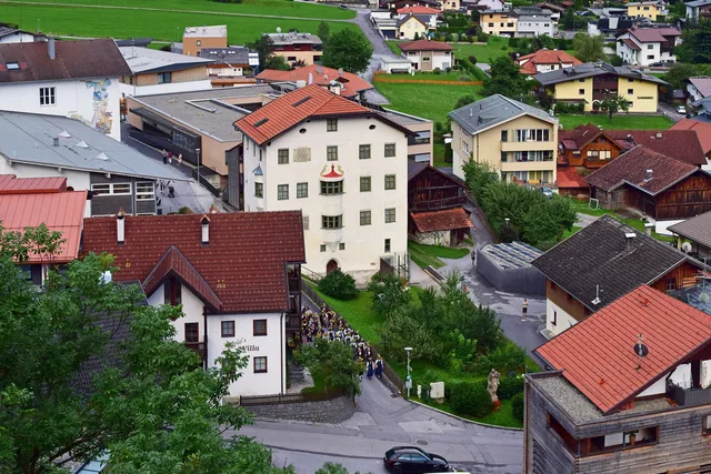 Blick auf den historischen Turm des Turmmuseums zwischen den Häusern von Oetz