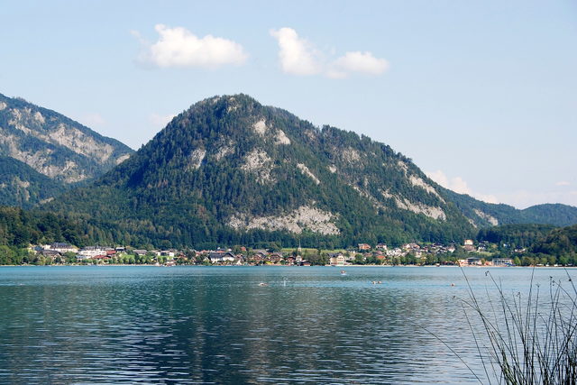 Fuschl am See mit Seeufer und bewaldeten Bergen