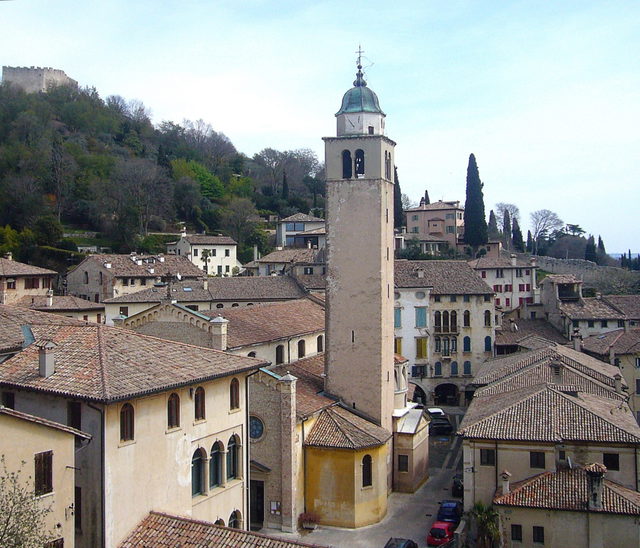 Blick über die historischen Dächer und den Domturm von Asolo