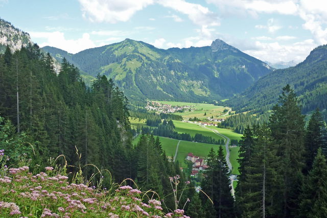 Nesselwängle in der Berglandschaft des Tannheimer Tals