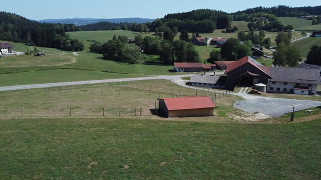 Hof und Wiesen der Alpaka Farm Kilger in Rechertsried