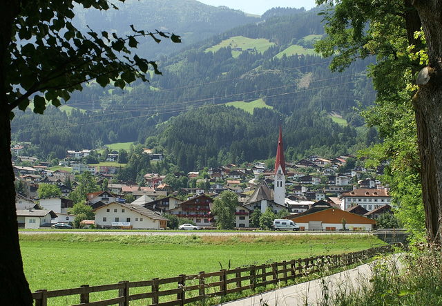 Fügen mit Kirchturm vor den Bergen des Zillertals