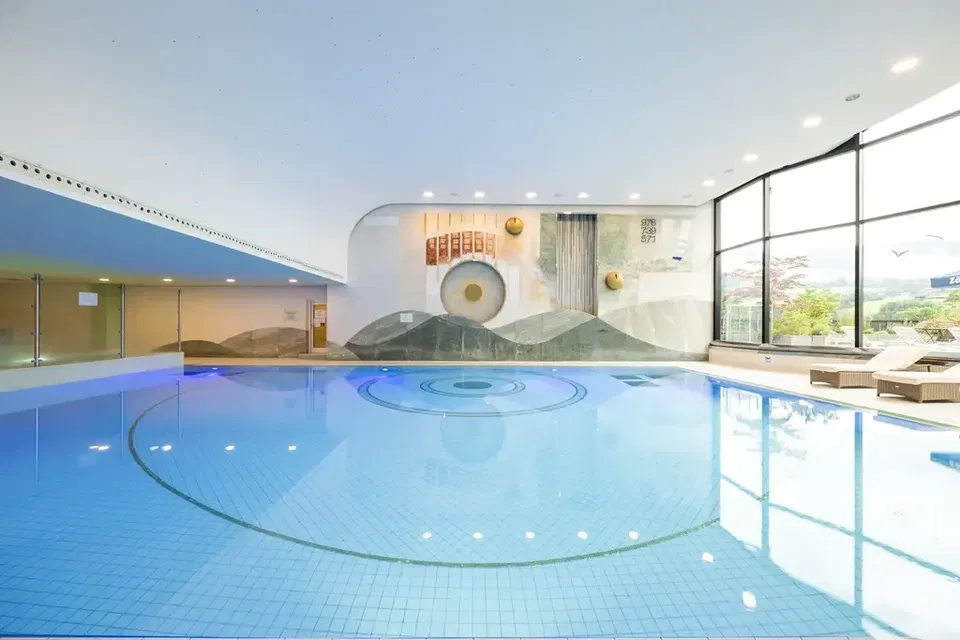 Rundes Hallenbad mit Fensterfront im AllgäuSternHotel