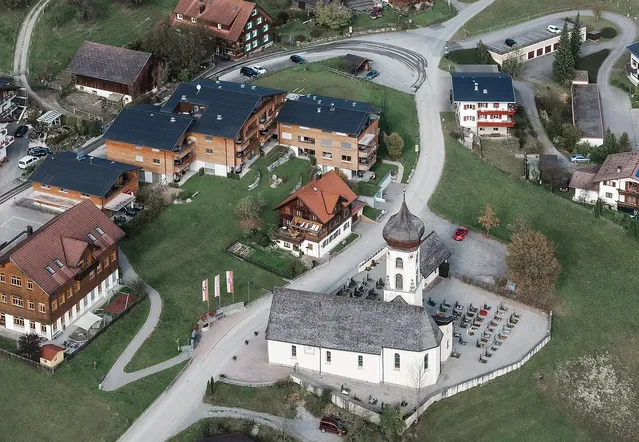 Die Pfarrkirche St. Josef in Bürserberg aus der Luft; die Runde führt durch den Ortsteil Matin.