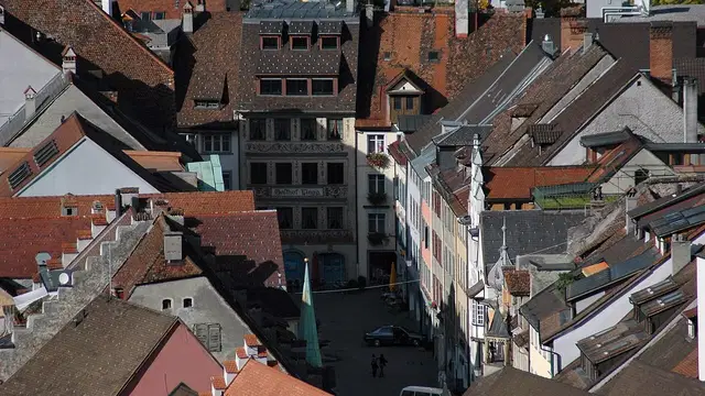 Blick vom Stadtschroffen auf die Marktgasse in der Feldkircher Altstadt. Ortsmotiv.