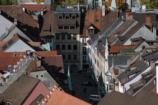 Blick auf eine historische Altstadt mit dicht stehenden Häuserzeilen und roten Ziegeldächern.