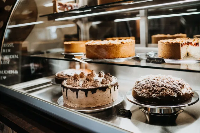 Kuchen und Torten in der Vitrine des bene.