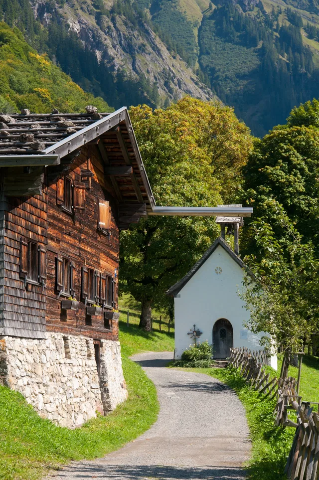 Historisches Bergdorf Gerstruben mit Holzhäusern und Marienkapelle vor den Allgäuer Bergen