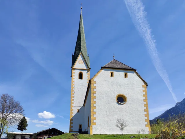 Gotische Kirche St. Nikolaus auf der Anhöhe über Ebbs