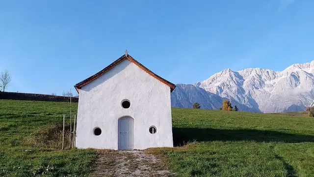 Mariahilfkapelle im Mieminger Ortsteil See vor Wiesen und Bergen.