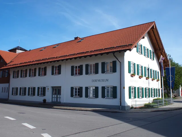 Pfannerhaus in Roßhaupten mit weißer Fassade, rotem Dach und grünen Fensterläden