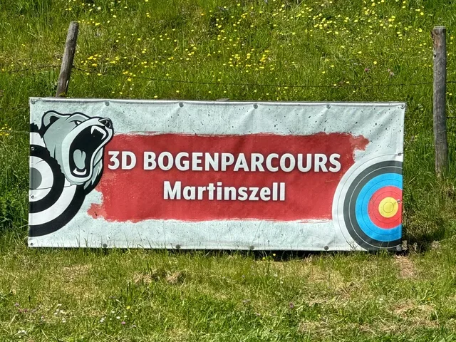 Hinweisschild des 3D-Bogenparcours Martinszell mit Bärenlogo