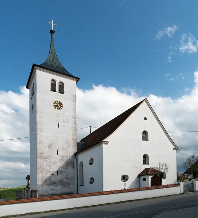Die Pfarrkirche in Rötenbach liegt am Beginn der Runde zum Premer Weiher.