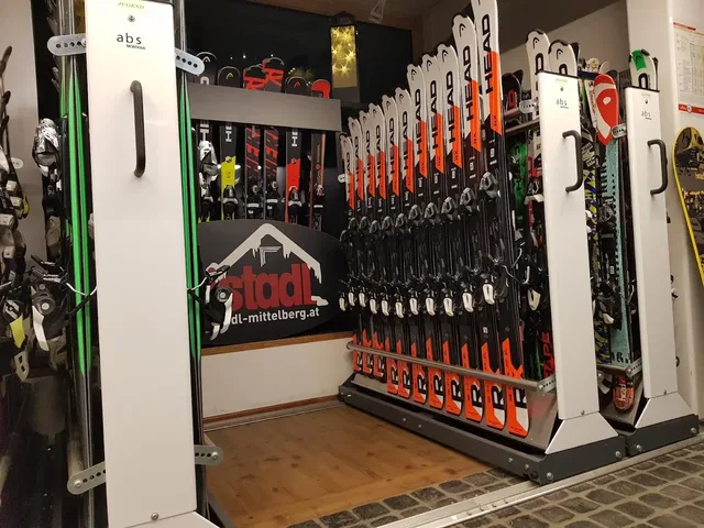 Skier-Reihe in einem Skigeschäft, Ausstellung von Skiern an Ständern