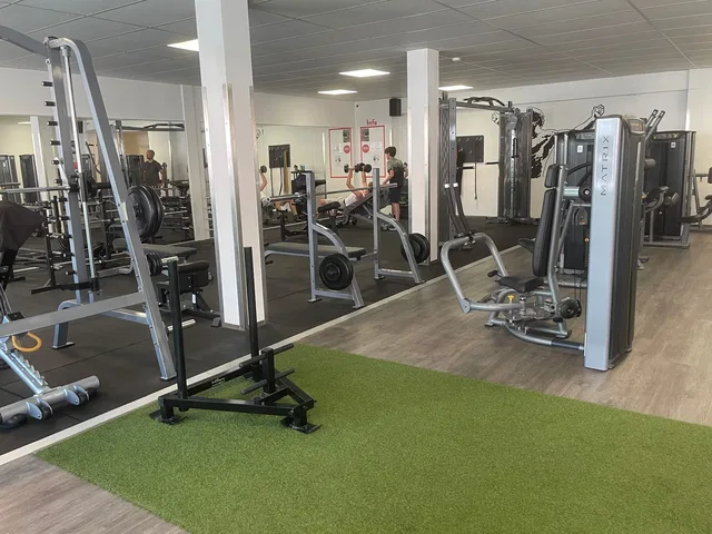 Kraftgeräte und Freihantelbereich im fit+ Fitnessstudio Blaichach