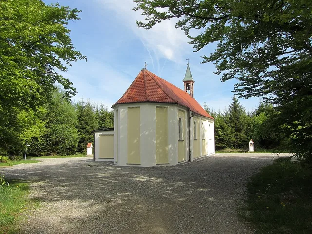 Die Sebastianskapelle ist das Ziel des Aufstiegs auf der Riedblick-Runde ab Haidgau.