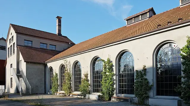 Historische Gebäude des inatura-Geländes in Dornbirn mit Rundbogenfenstern. Ortsmotiv zur Ausflugsplanung.