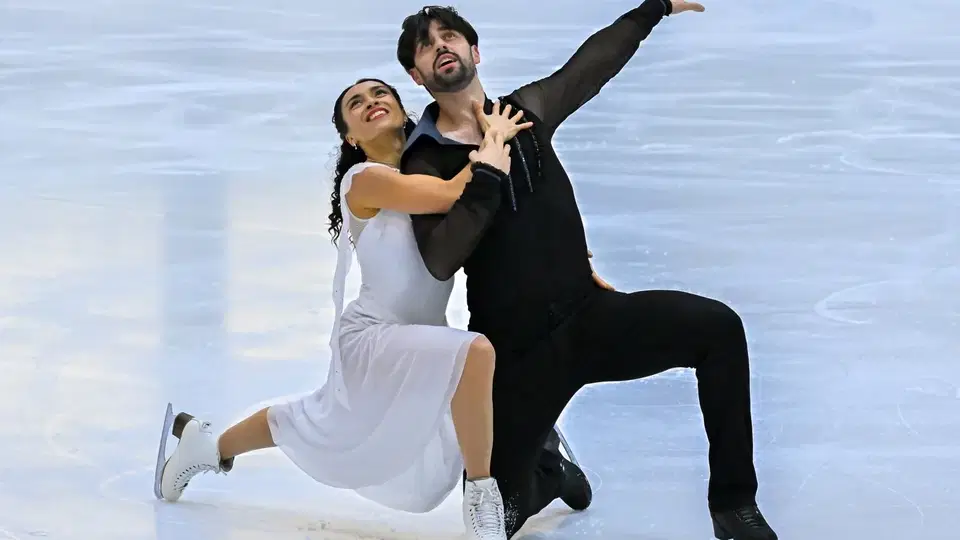 Eiskunstlaufpaar in weißer und schwarzer Kleidung
