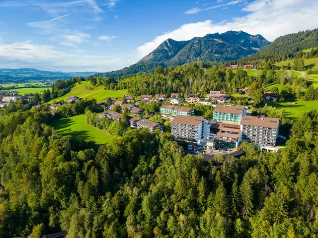 Luftaufnahme des AllgäuSternHotels in Sonthofen