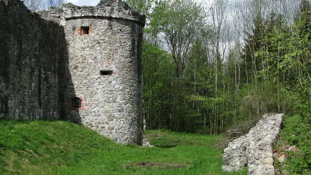 Westlicher Flankierungsturm und Abschnittsgraben der Burgruine Ratzenried, Aufnahme vom 4. Mai 2013.