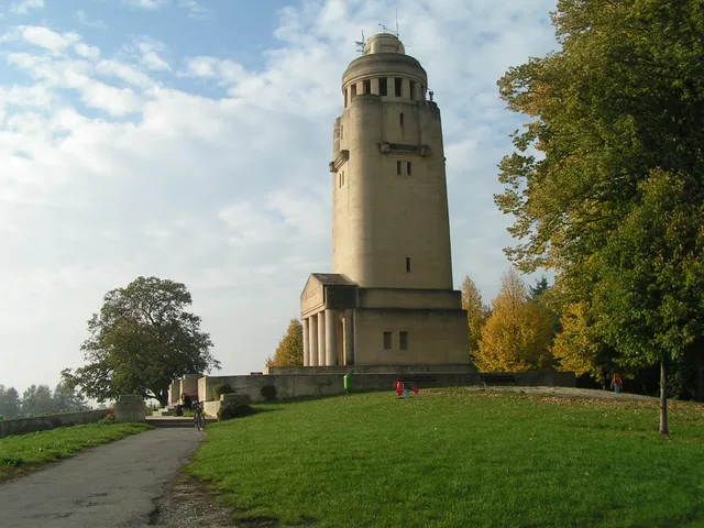 Bismarck-Turm auf einer Wiese mit Weg und Herbstbäumen