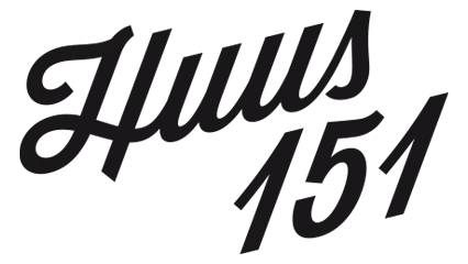 Schwarzer Schriftzug Huus 151 auf weißem Hintergrund.