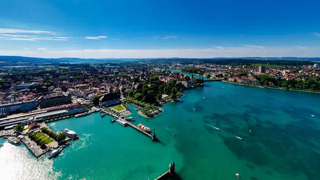 Konstanzer Hafen und Altstadt aus der Vogelperspektive. Ortsaufnahme von 2020.
