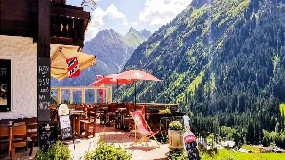 Terrasse der Pizzeria La Marmotta in Baad