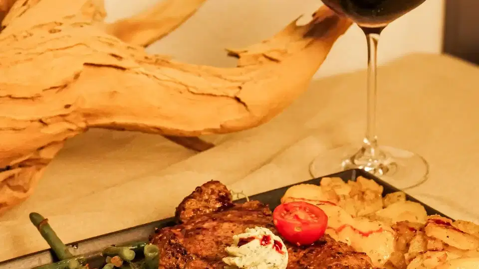Gebratenes Fleisch mit Gemüse und Kartoffeln im Posthansl