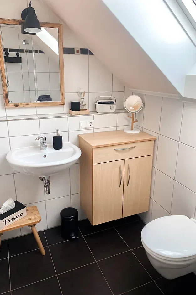 Badezimmer unter der Dachschräge in Jules Ferienhaus