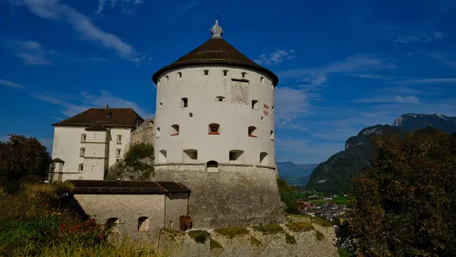 Runder Kaiserturm und Mauern der Festung Kufstein unter blauem Himmel. Ortsmotiv.