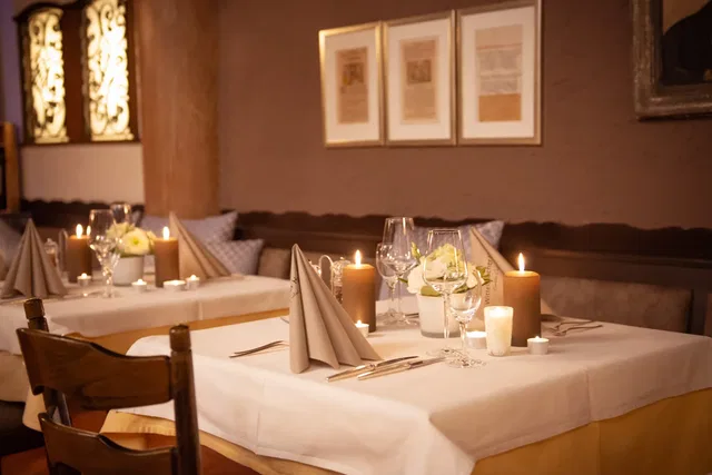 Gedeckter Abendtisch im Restaurant des Wittelsbacher Hofs