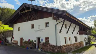 Mösern und Buchen: alte Höfe, Holzzäune und das Leben am Plateau