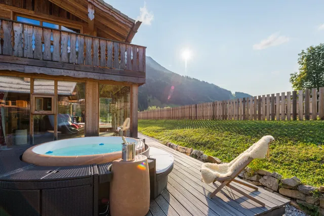 Außenwhirlpool auf der Terrasse vor dem zweigeschossigen Chalet