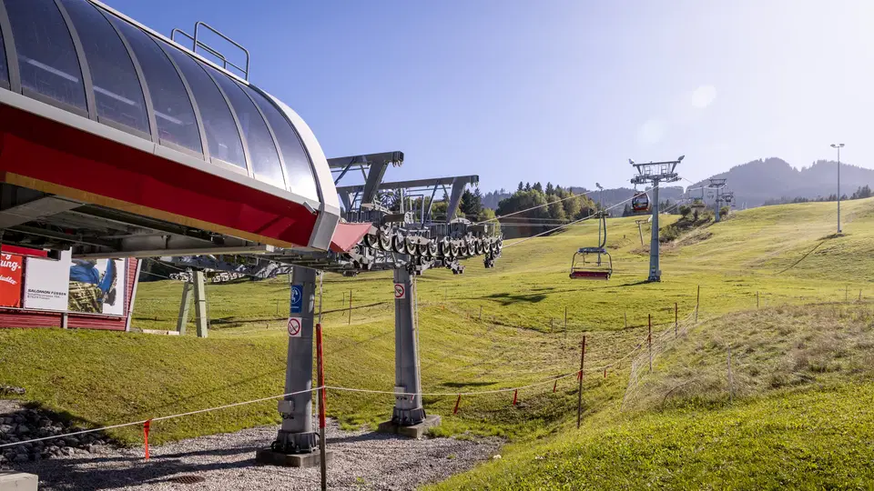 Skilift am Hang mit Sessellift und Grüngelände bei sonnigem Himmel