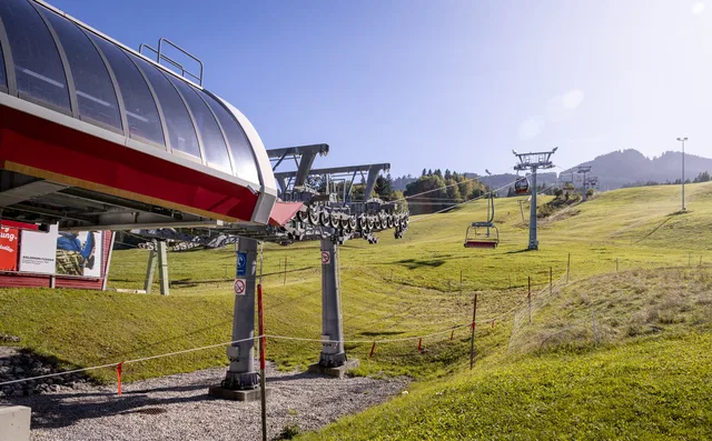 Skilift am Hang mit Sessellift und Grüngelände bei sonnigem Himmel
