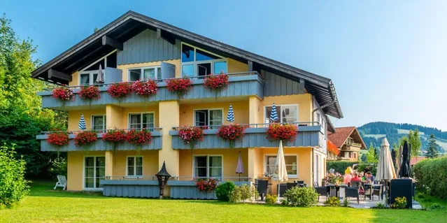 Hotel Neudeck mit Garten und blumengeschmückten Balkonen