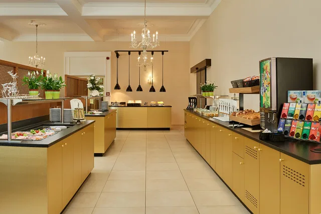 Frühstücksbuffet mit goldfarbenen Theken und Getränkestation