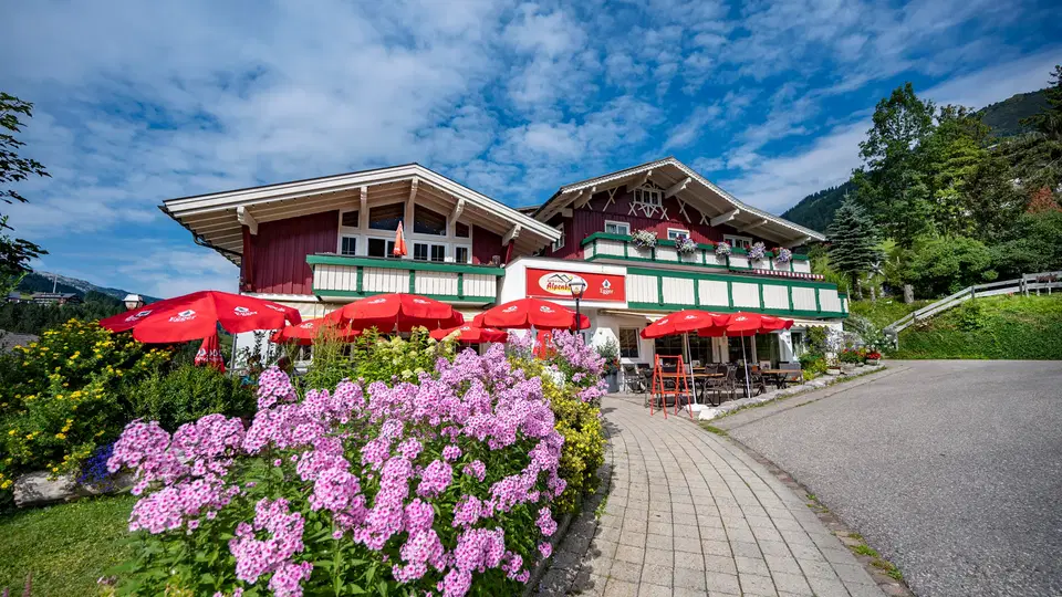 Gasthof Alpenblick mit Terrasse und Blumen im Kleinwalsertal