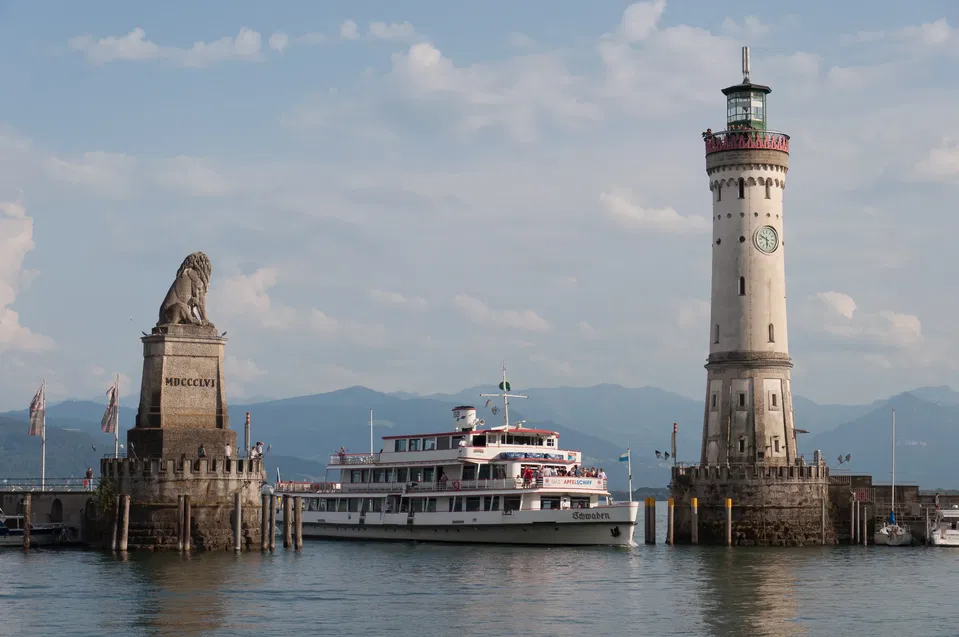 Lindauer Hafeneinfahrt – Löwe, Leuchtturm und Bodenseepanorama