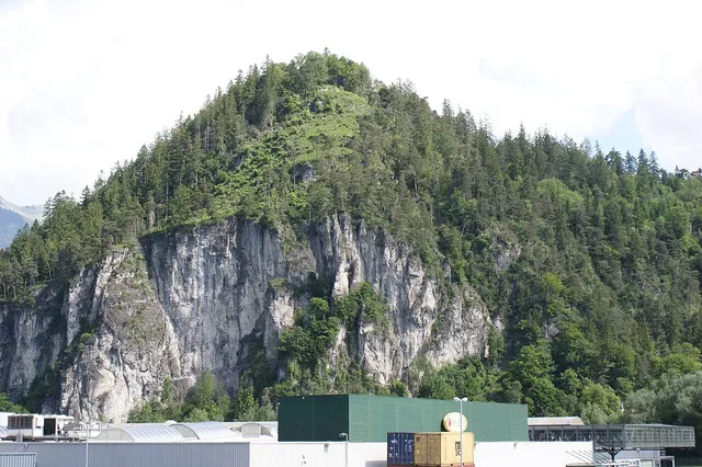 Der Hängende Stein bei Nüziders, aufgenommen vom Kühbruckweg.