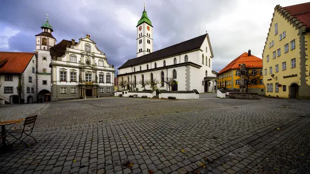 Marktplatz von Wangen im Allgäu mit Rathaus und Kirche St. Martin. Ortsmotiv.