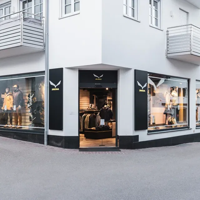 SALEWA Store-Eingang an einer Straßenecke mit Schaufenstern