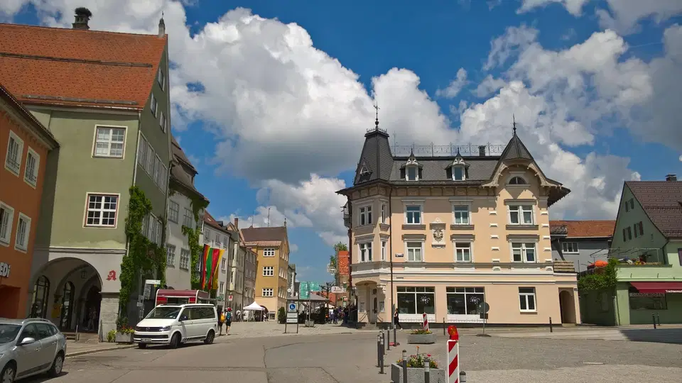 Blick vom Marktplatz in die Fußgängerzone von Isny im Allgäu