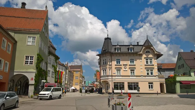 Blick vom Marktplatz in die Fußgängerzone von Isny im Allgäu