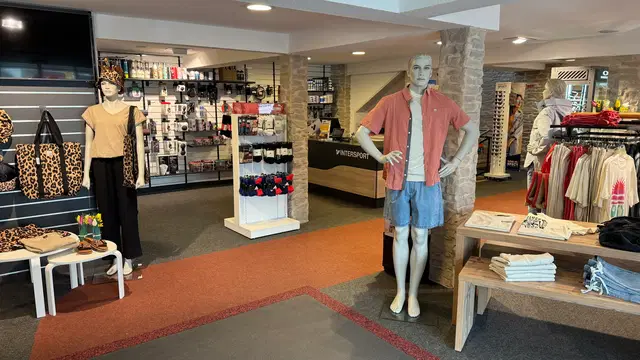 Eingangsbereich mit Kasse, Bekleidung und Schaufensterpuppen