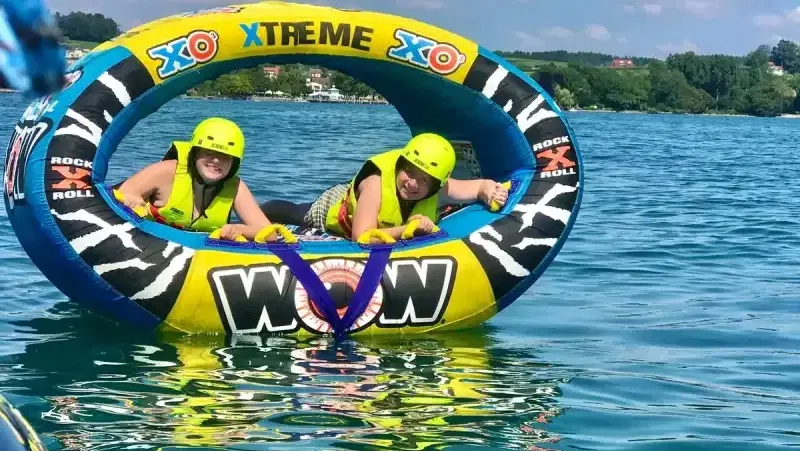 Zwei Gäste im aufblasbaren XO-Wassersportgerät