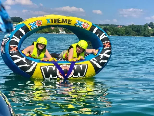 Zwei Gäste im aufblasbaren XO-Wassersportgerät
